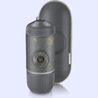 Ekspres ciśnieniowy Wacaco Pusiau automatinis maltos kavos aparatas su dėklu WACACO NANOPRESSO DARK SOULS Pilkas - Ekspresy ciśnieniowe - Wacaco